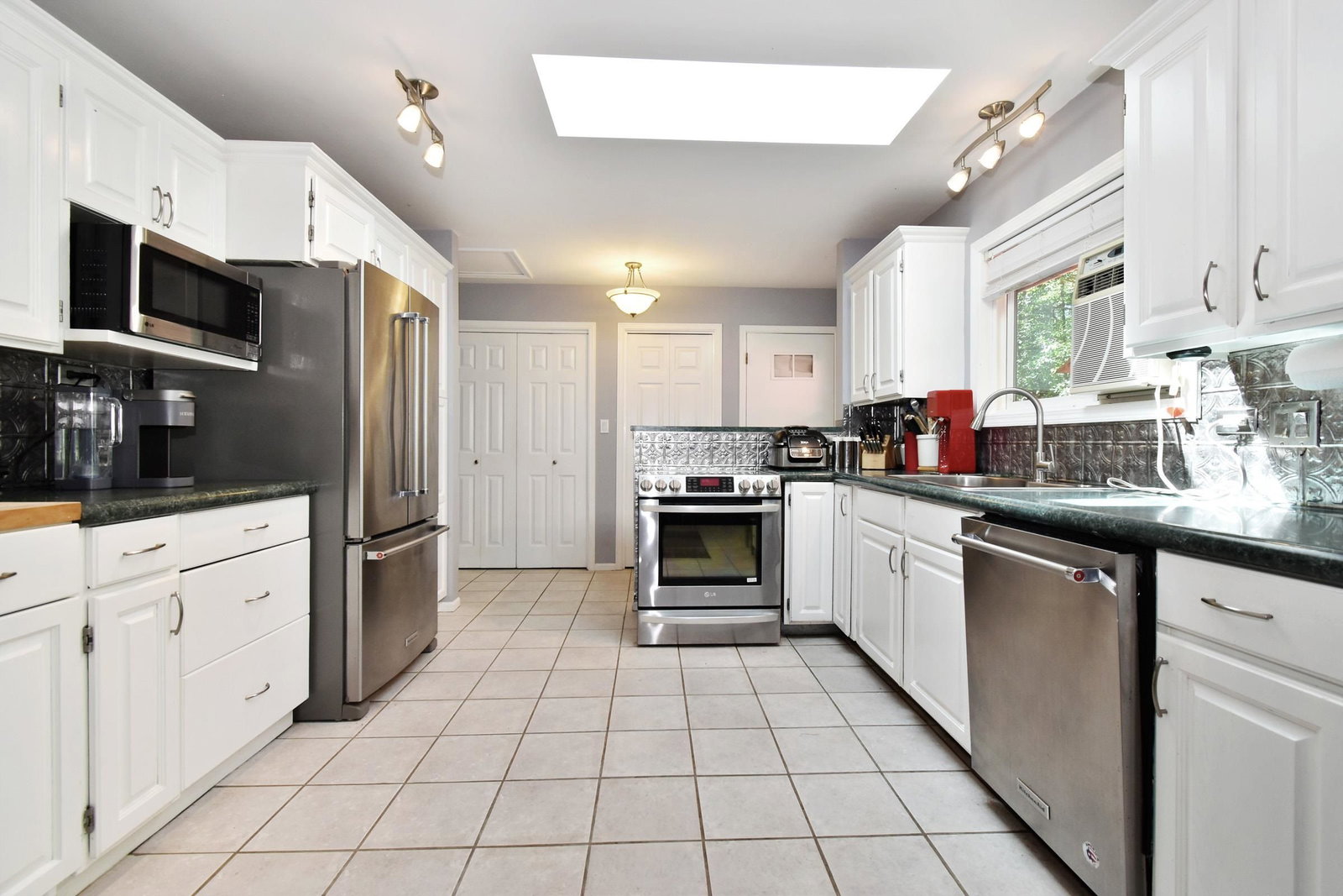 Listing Image 9