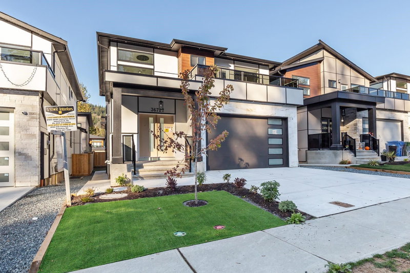 36727 Dianne Brook Avenue, Abbotsford, V3G 0H4 | Image 2