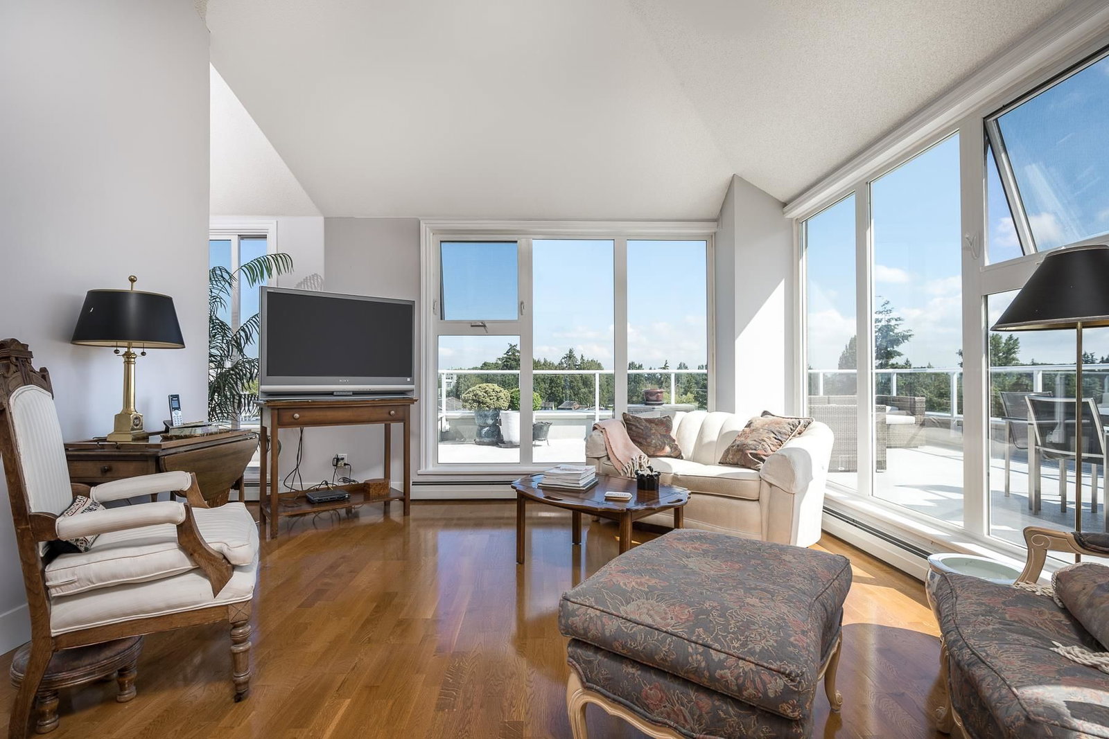Listing Image 4