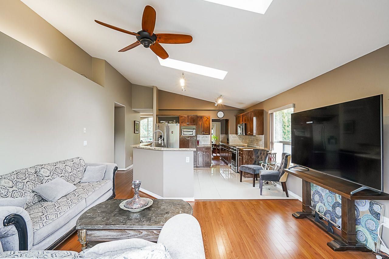 Listing Image 9