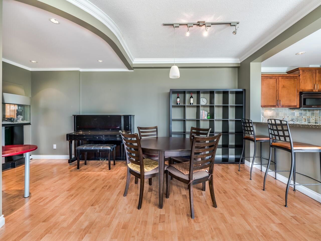 Listing Image 10