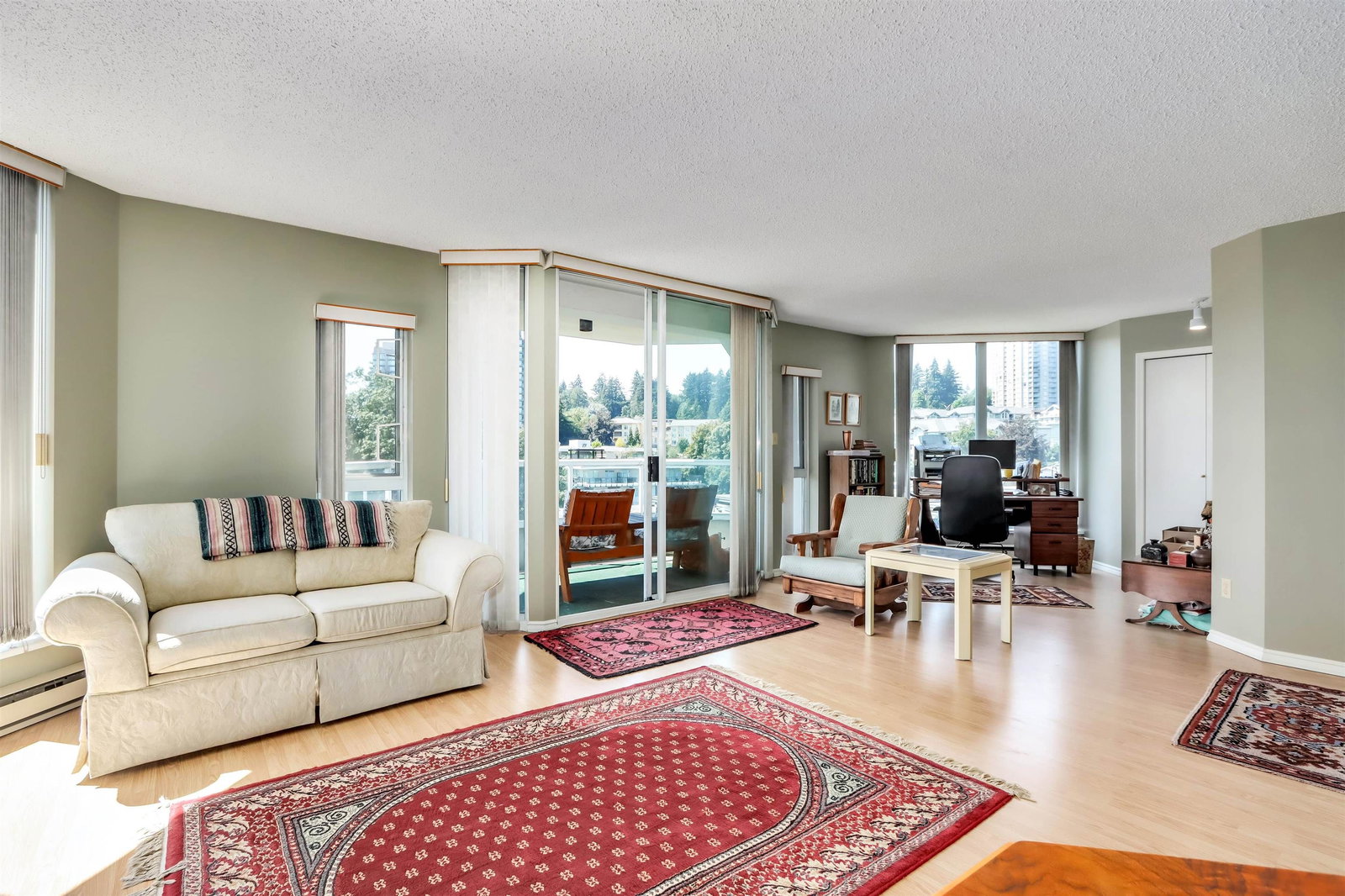 Listing Image 4