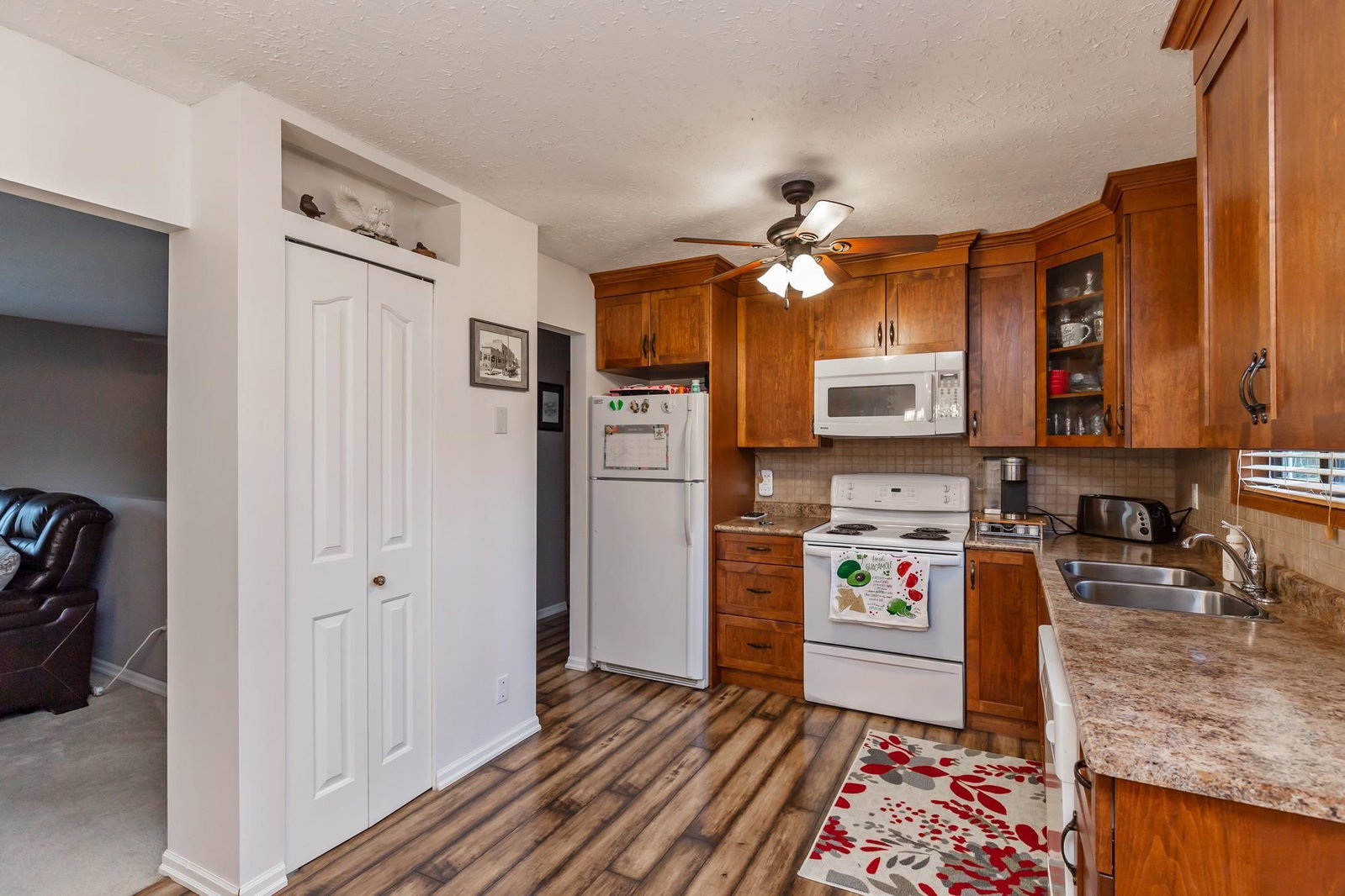 Listing Image 11