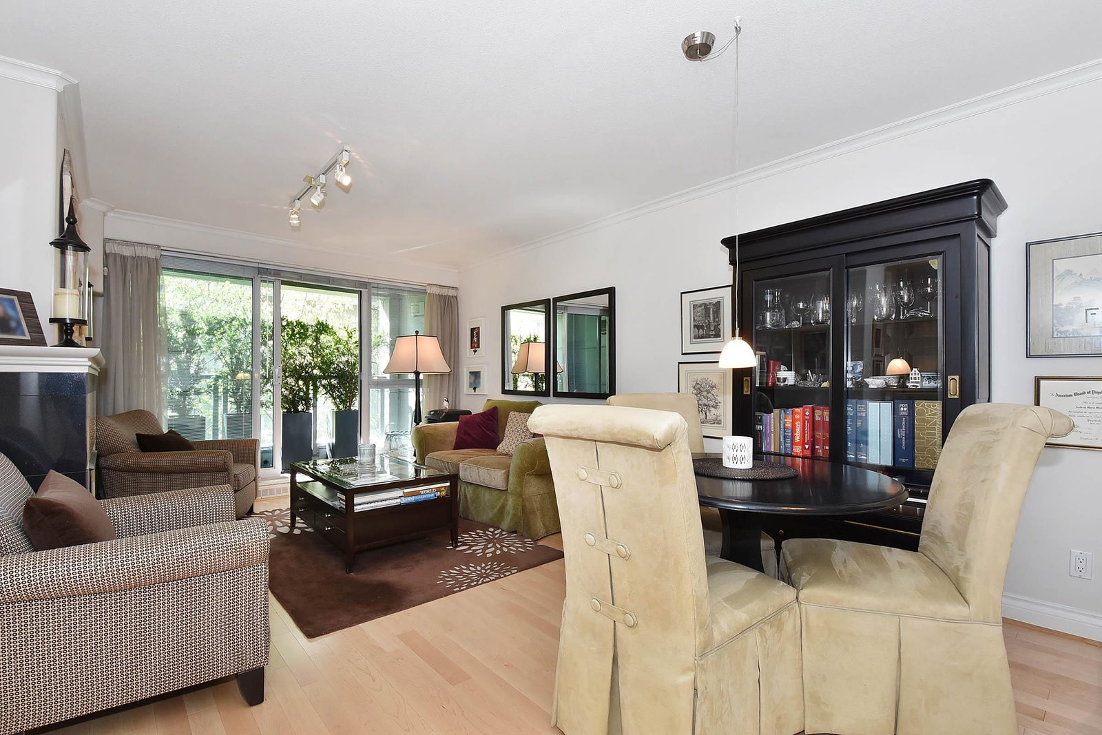 Listing Image 4