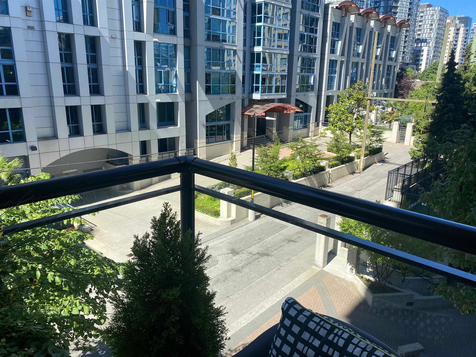 Listing Image 4