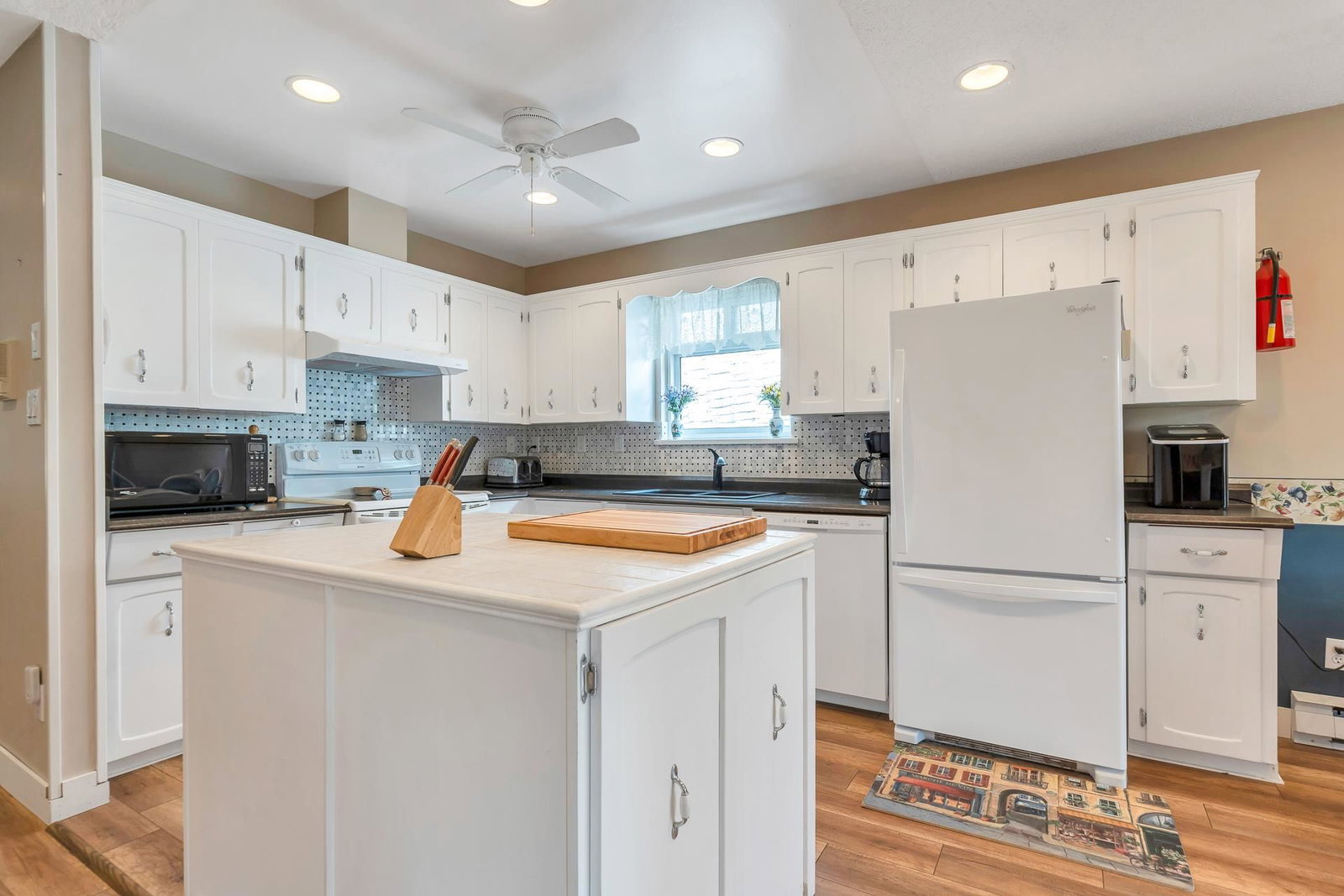 Listing Image 12