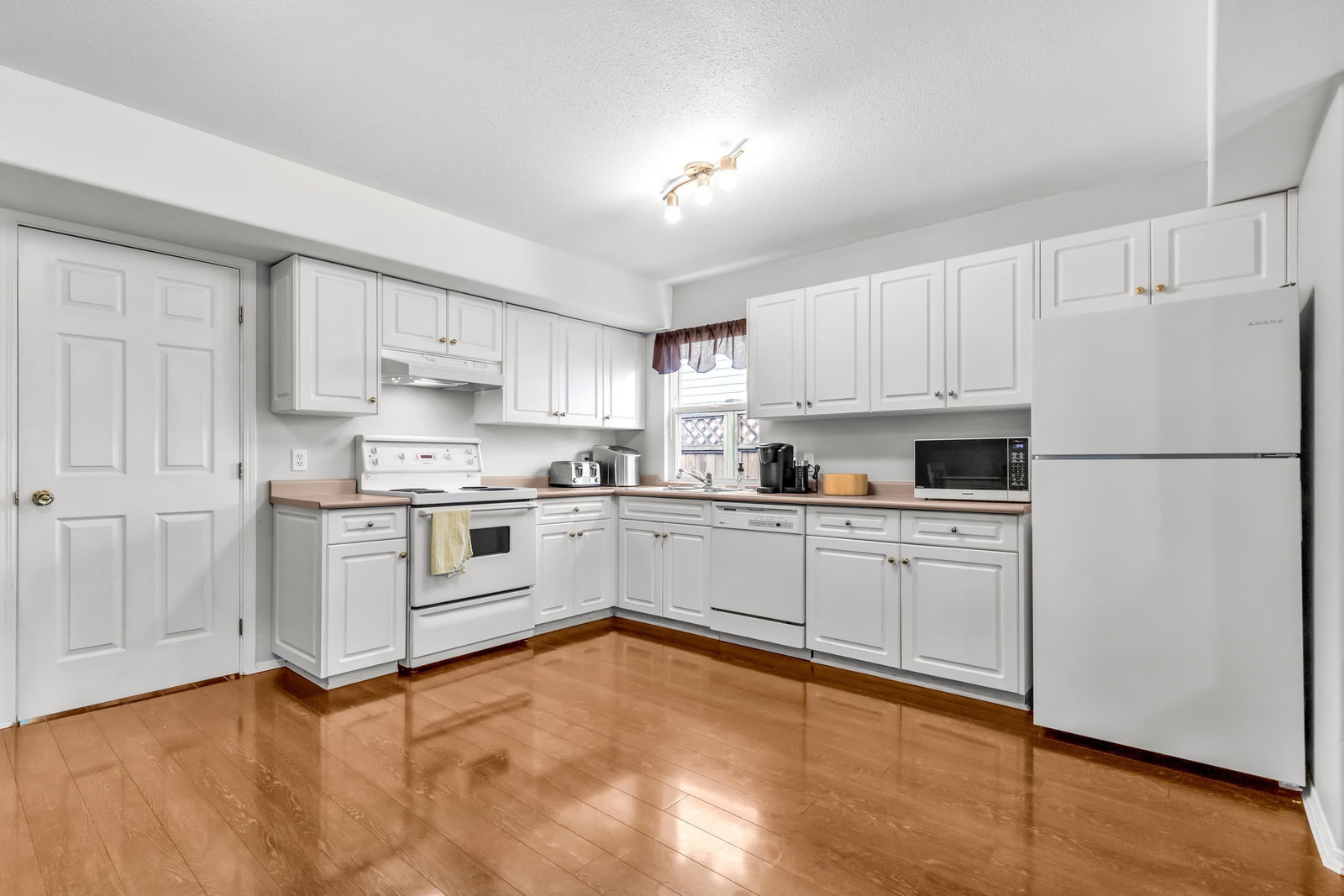 Listing Image 14