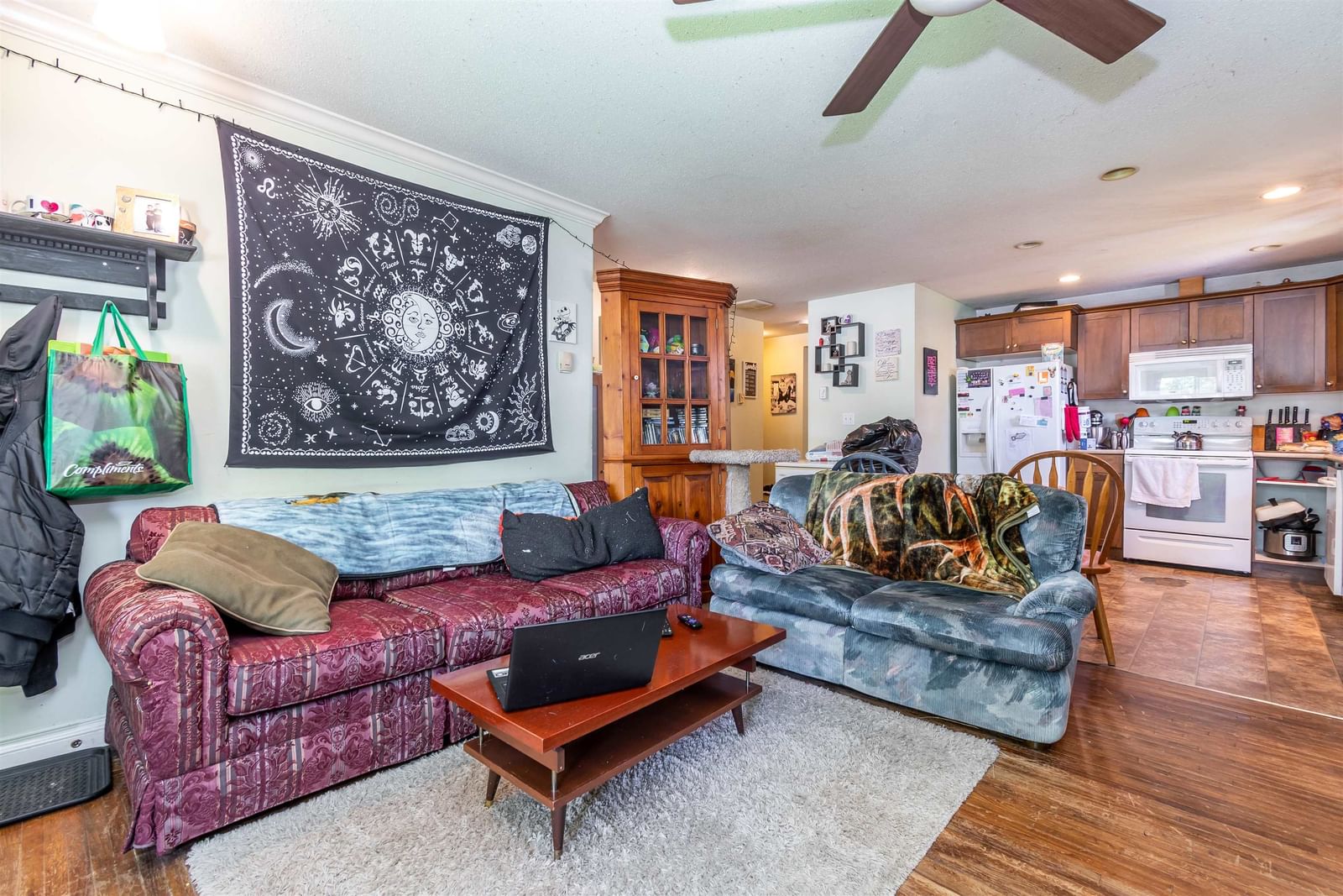 Listing Image 4