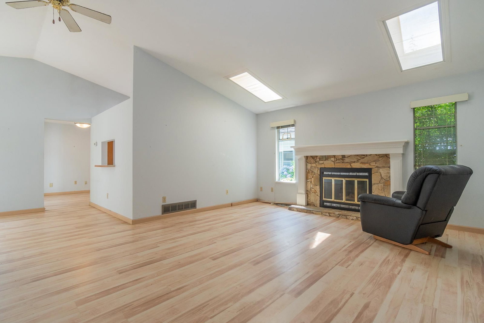 Listing Image 8
