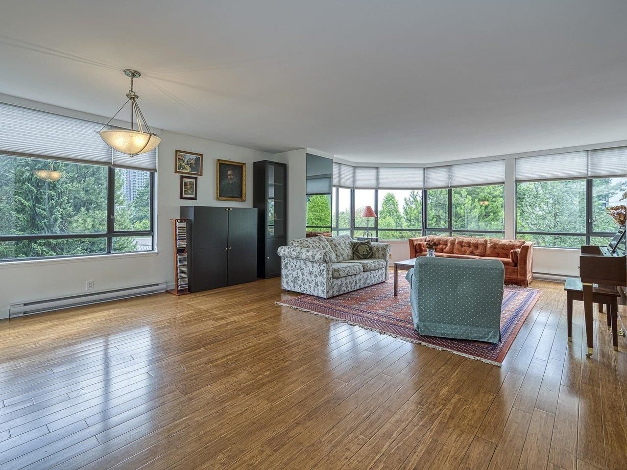 Listing Image 4