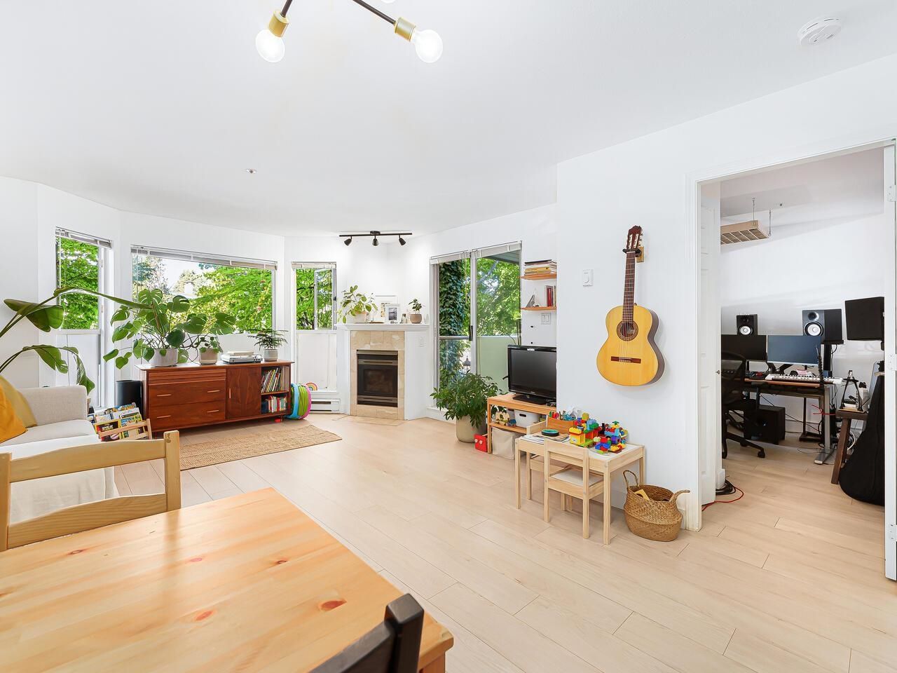 Listing Image 4