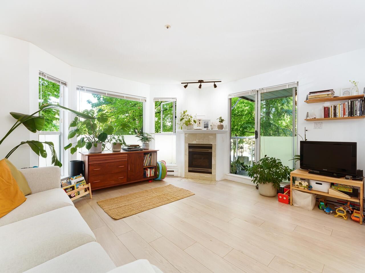 Listing Image 5