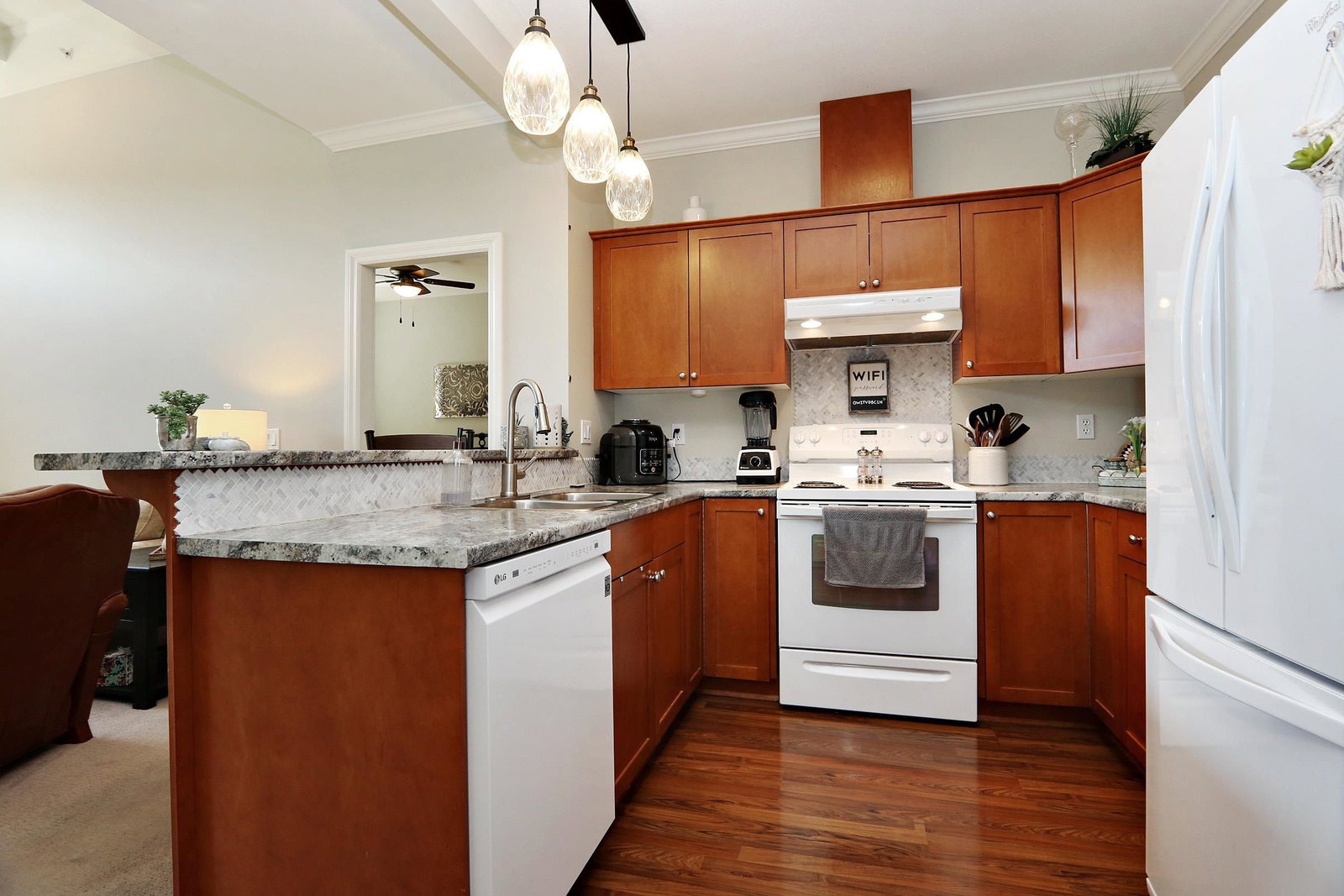 Listing Image 8