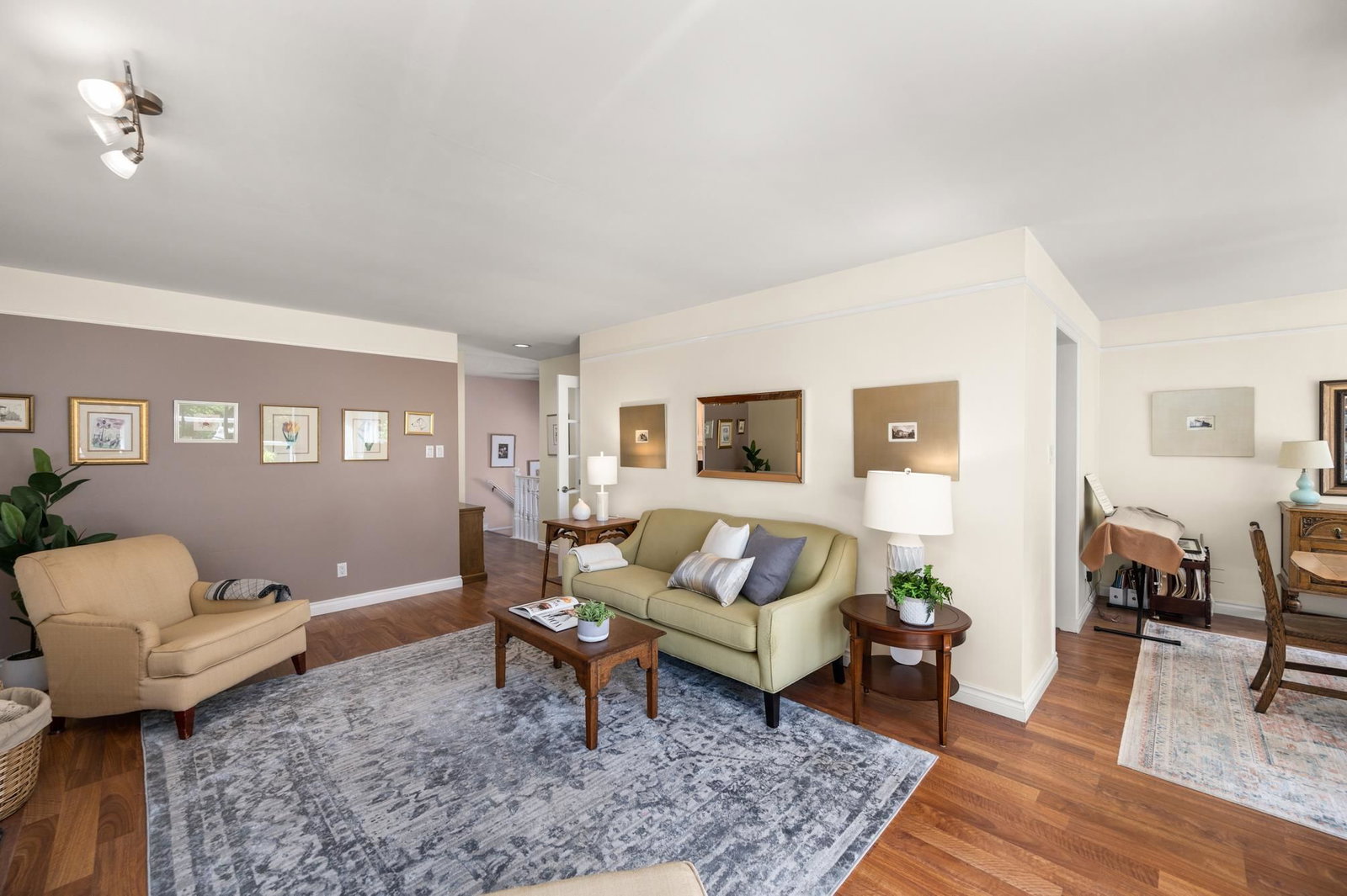 Listing Image 4