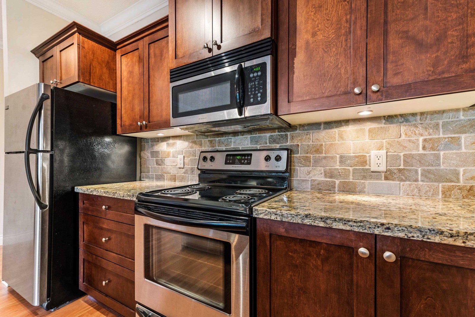 Listing Image 6