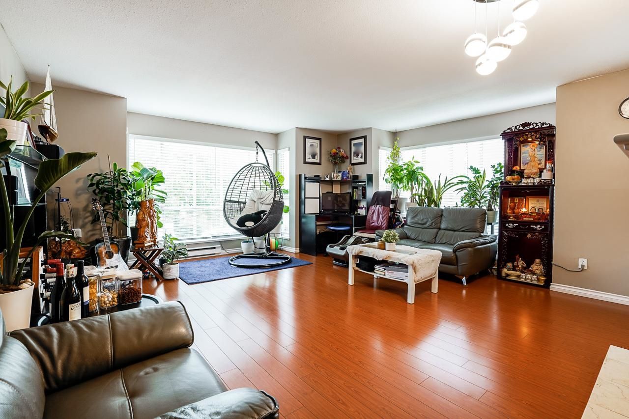 Listing Image 4