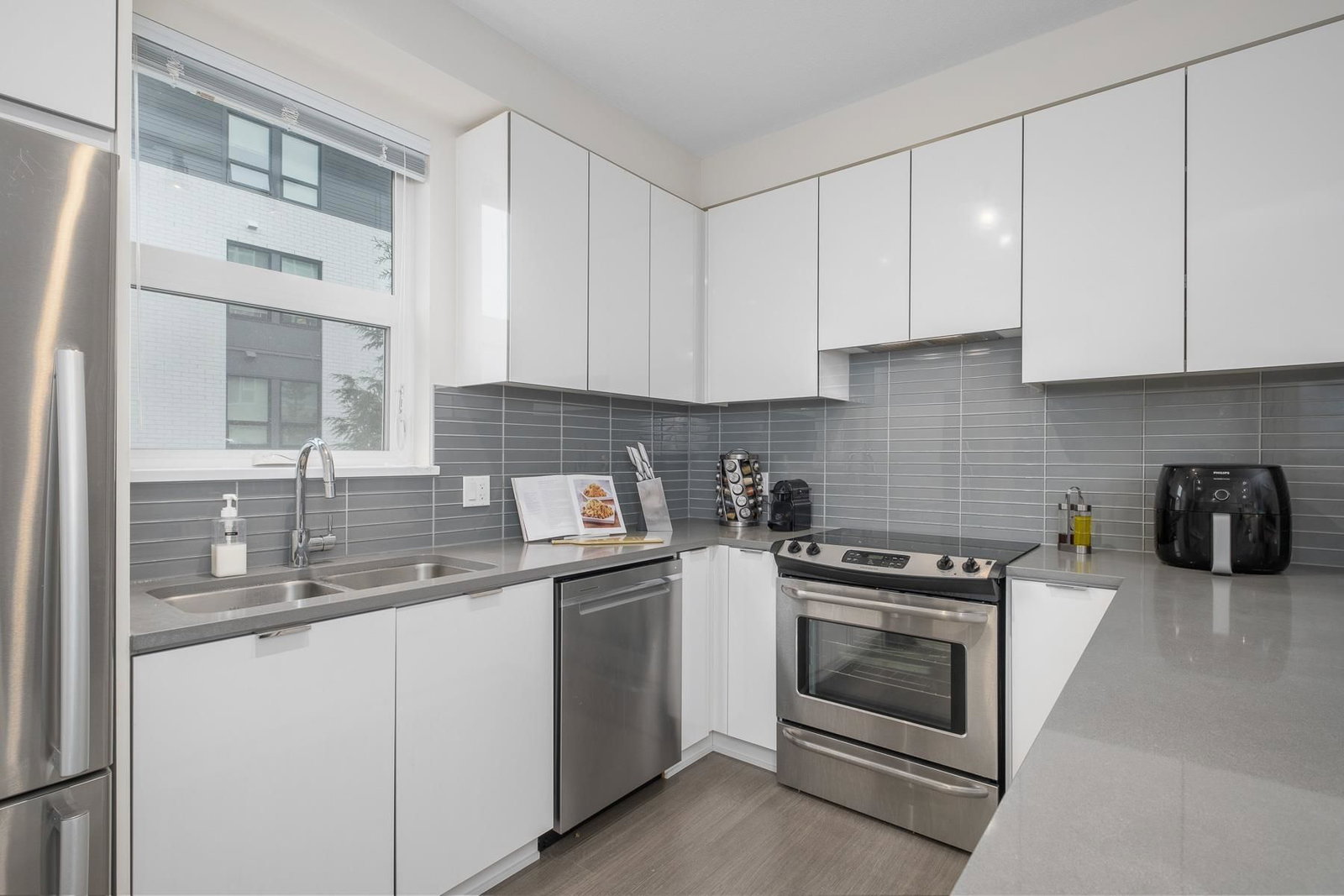 Listing Image 9