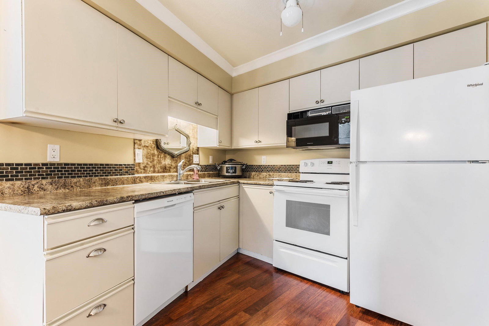 Listing Image 12