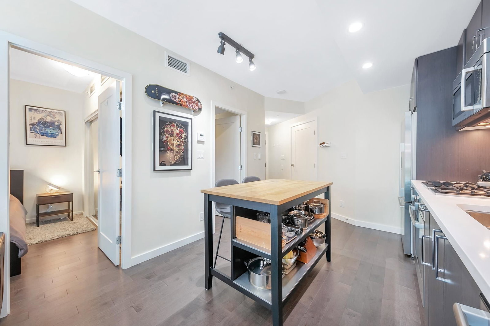 Listing Image 4