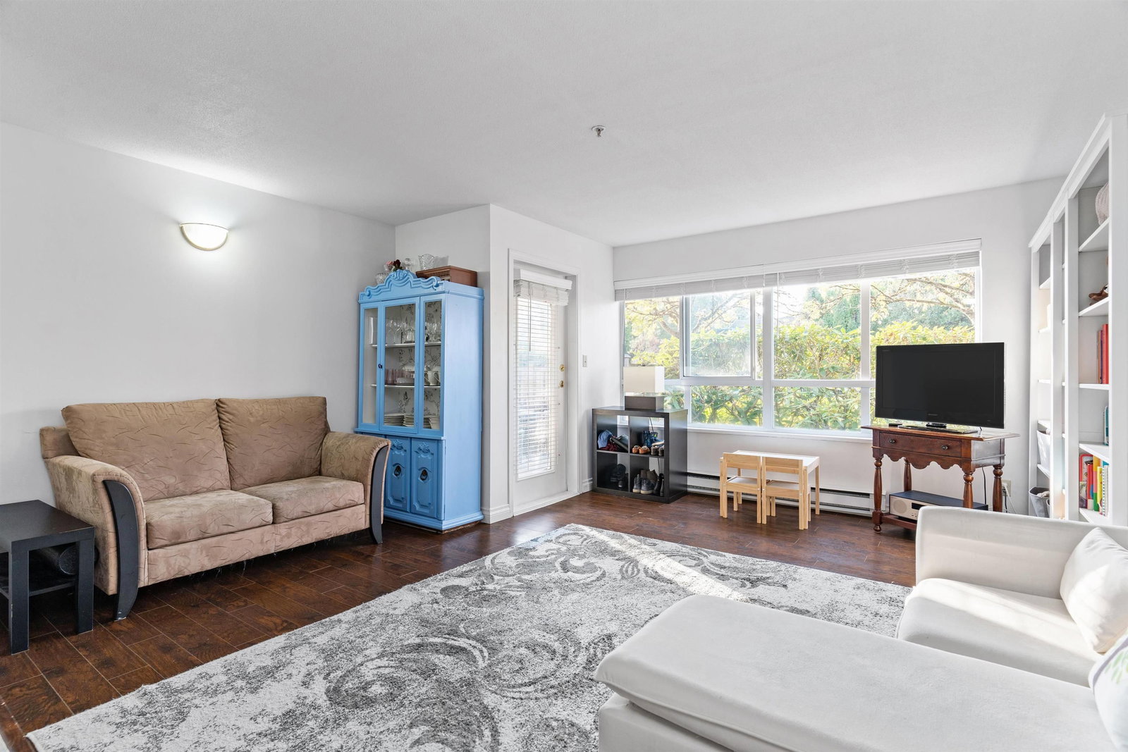 Listing Image 4