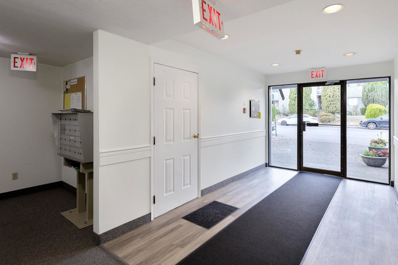 104 - 15290 Thrift Avenue, White Rock, V4B 2L2 | Image 3