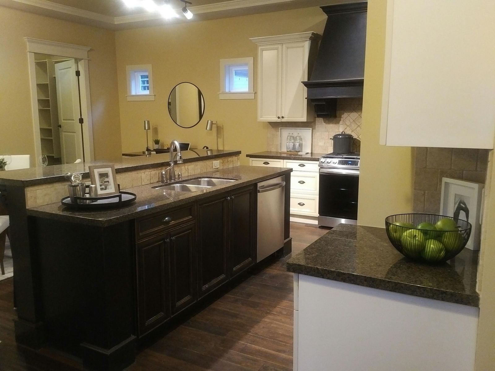 Listing Image 5