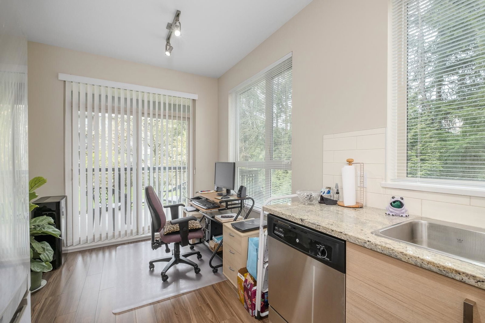 Listing Image 4