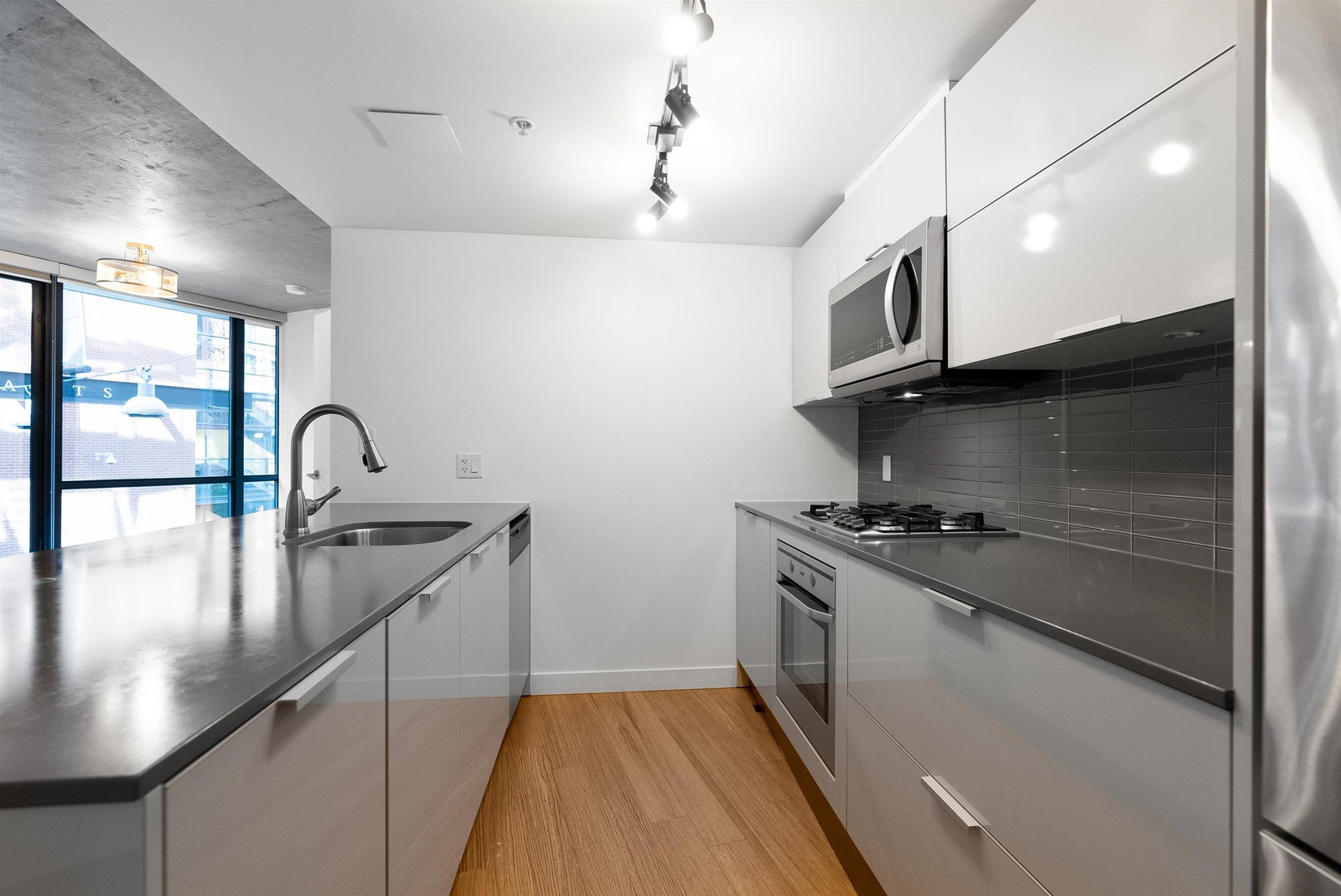 Listing Image 8