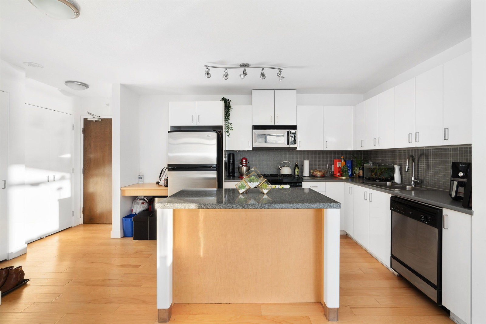 Listing Image 16