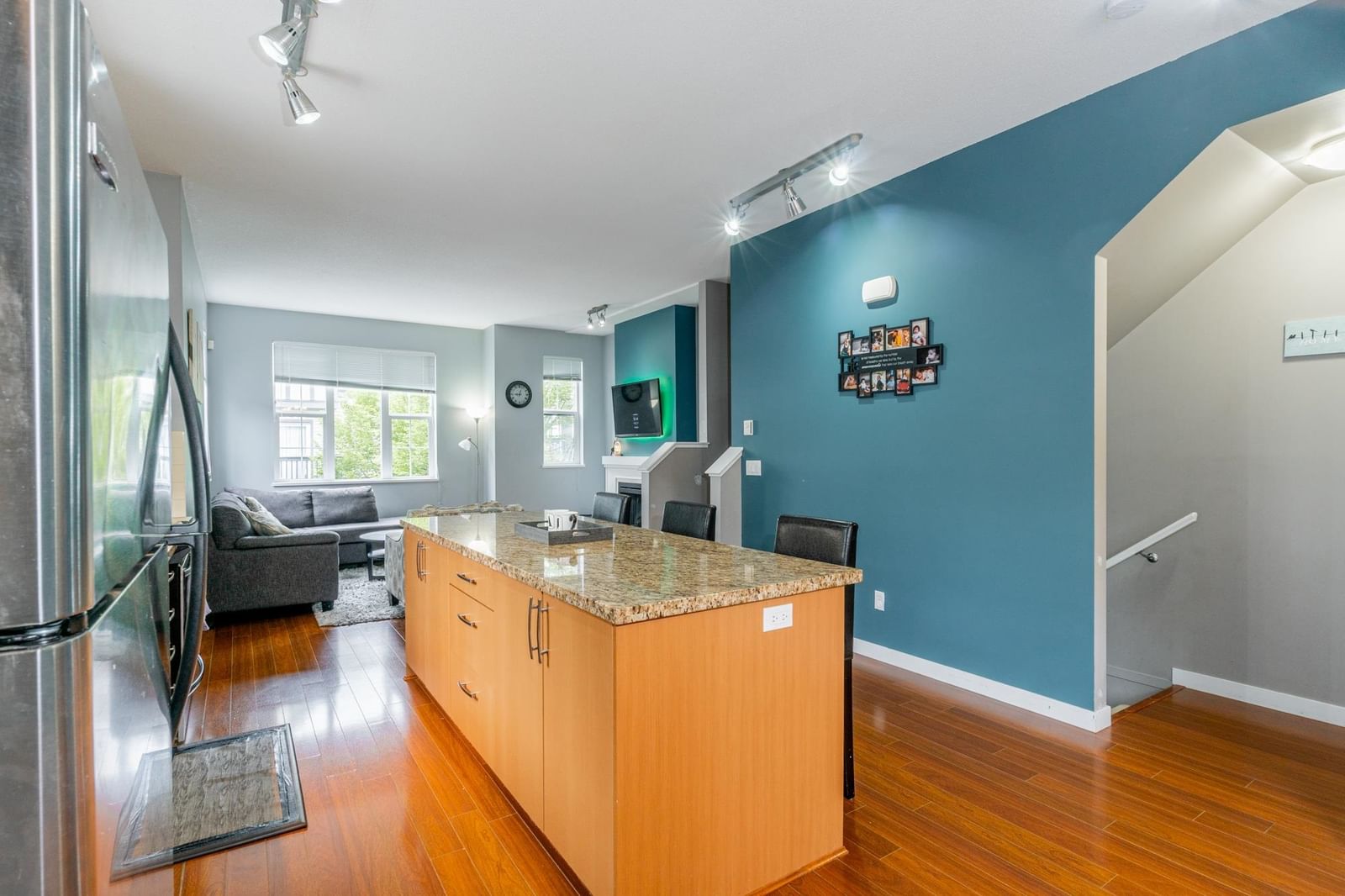 Listing Image 8