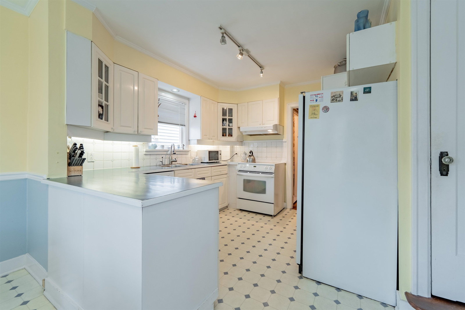 Listing Image 11