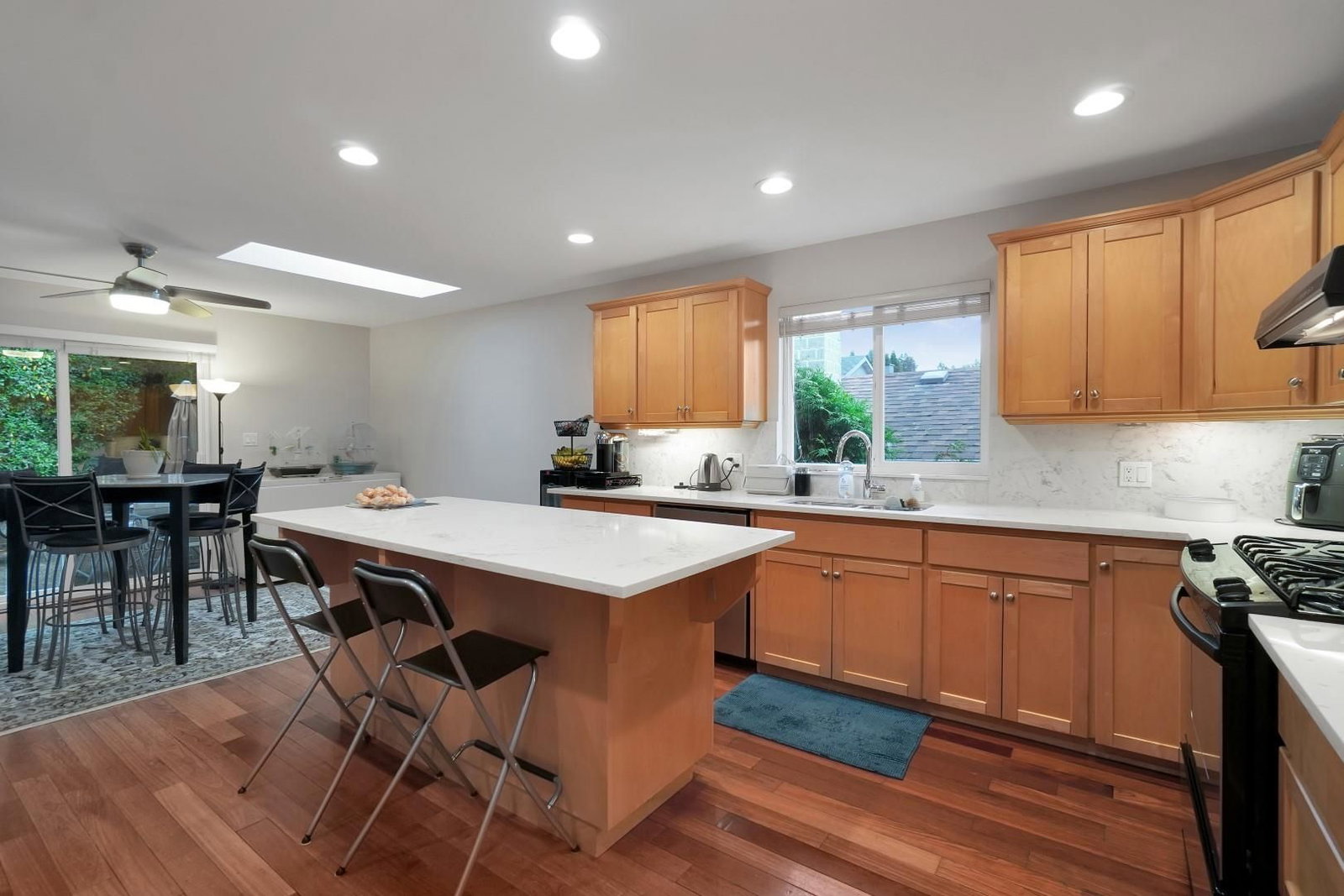 Listing Image 8