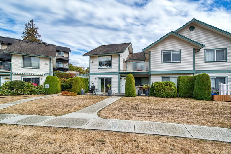 201 - 5711 Ebbtide Street, Sechelt, V7Z 0J5 | Image 2