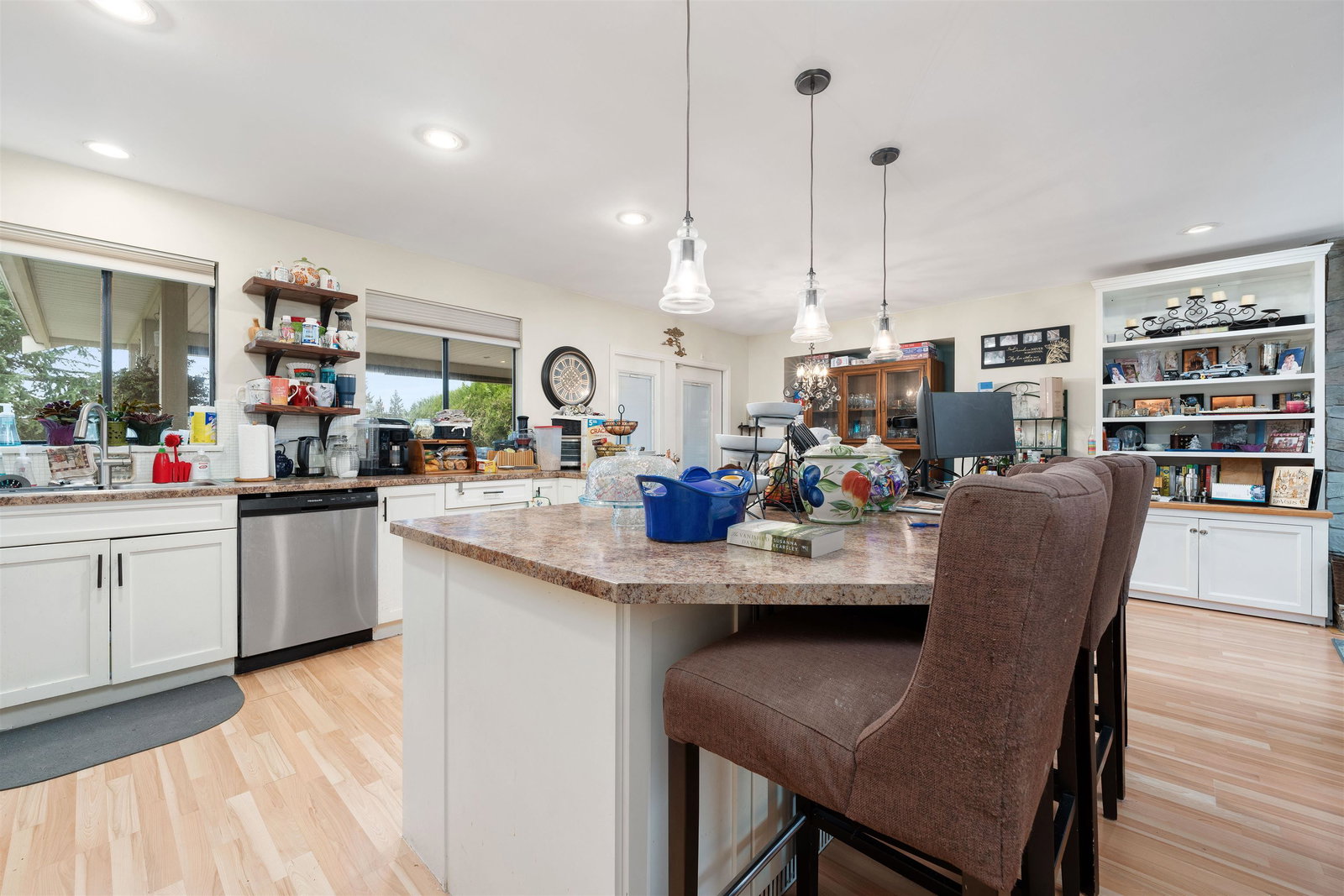 Listing Image 5