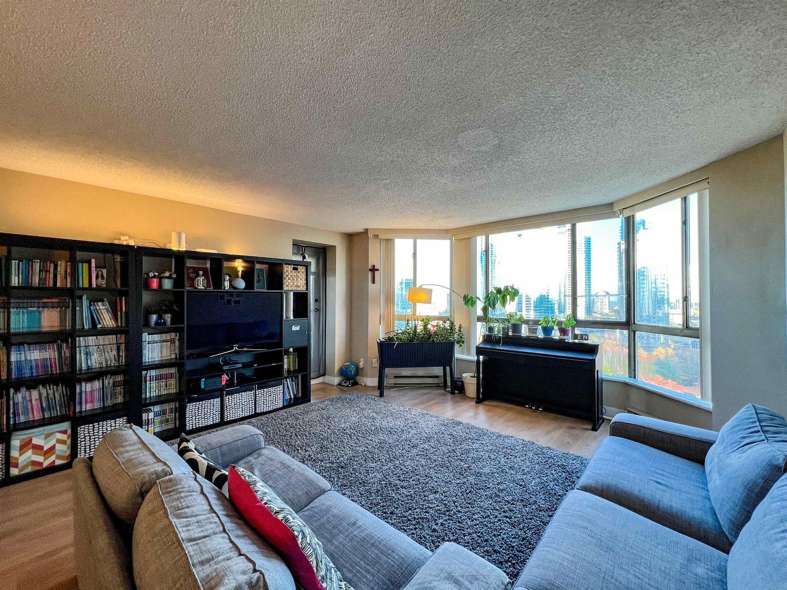 Listing Image 12
