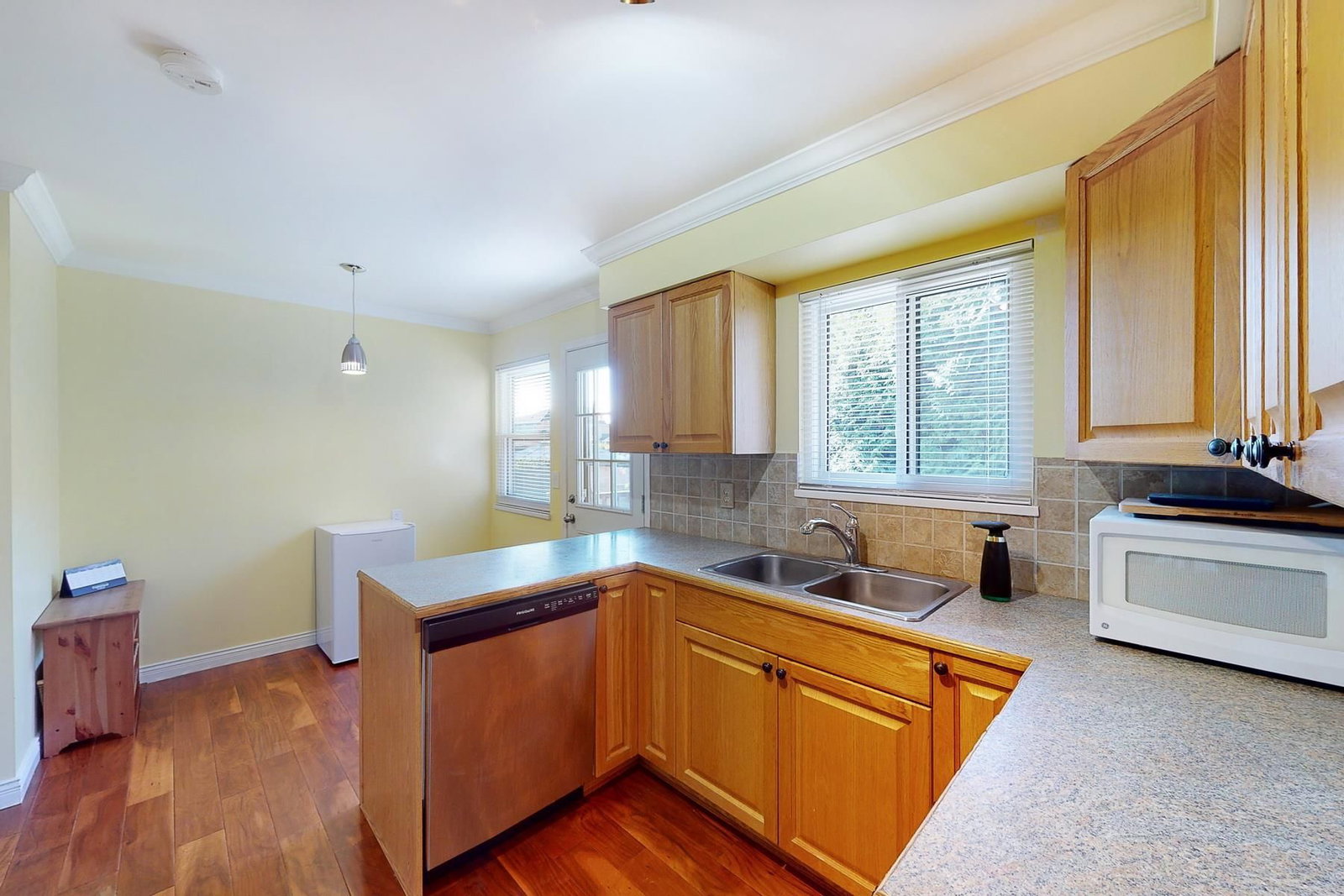 Listing Image 8