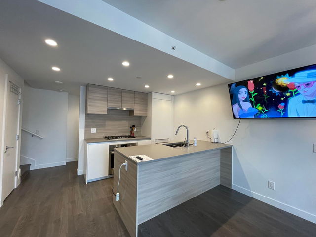101 - 652 Whiting Way
