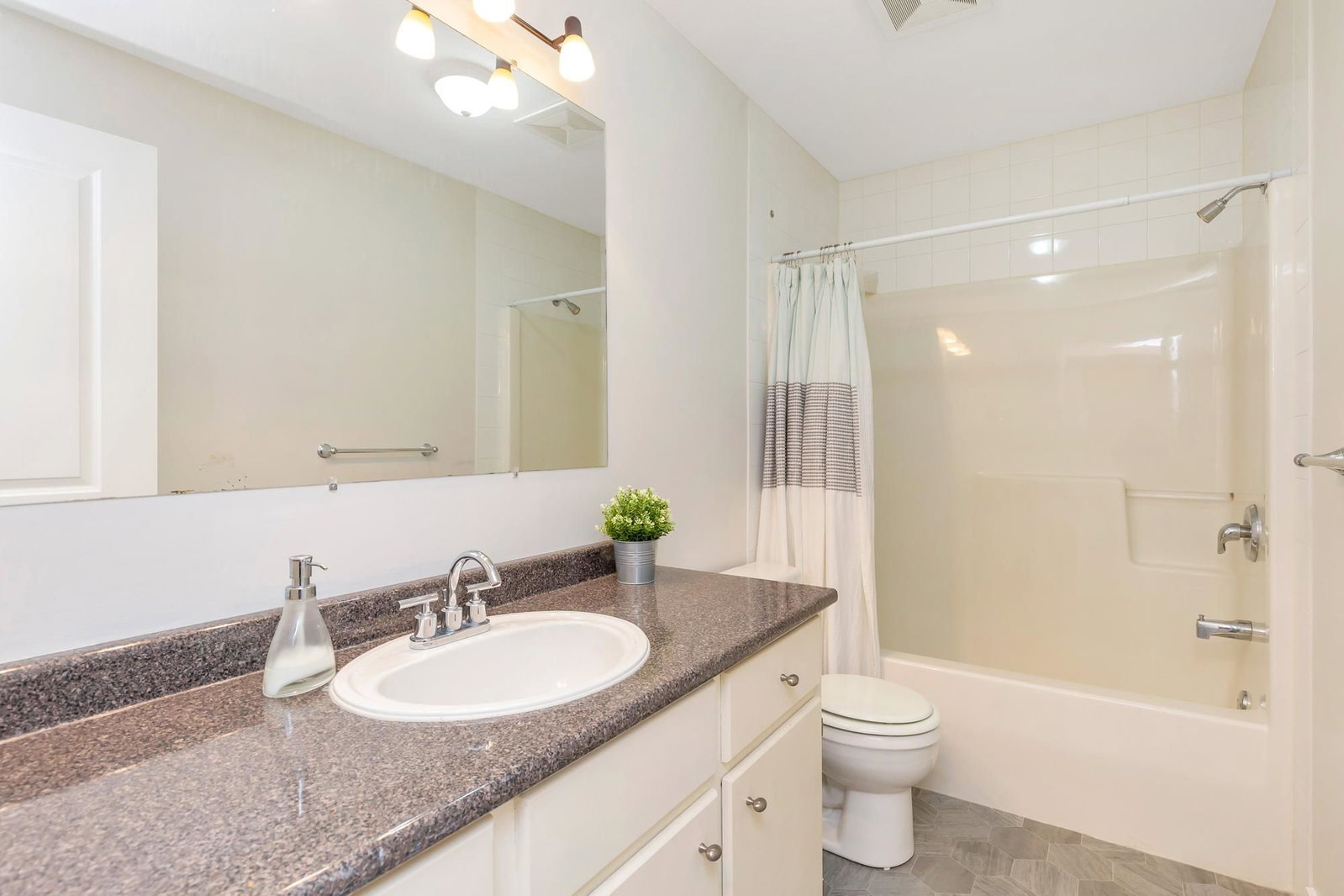 Listing Image 28