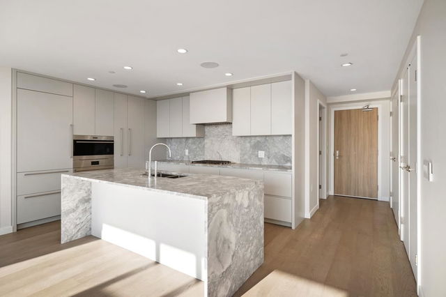 1405 - 7433 Cambie Street