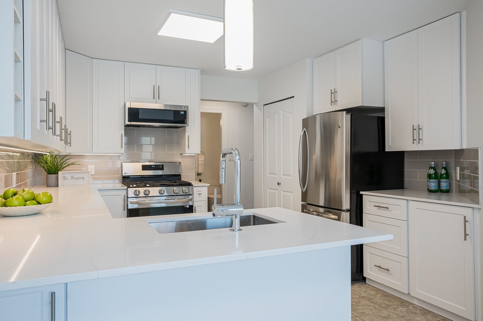 Listing Image 12