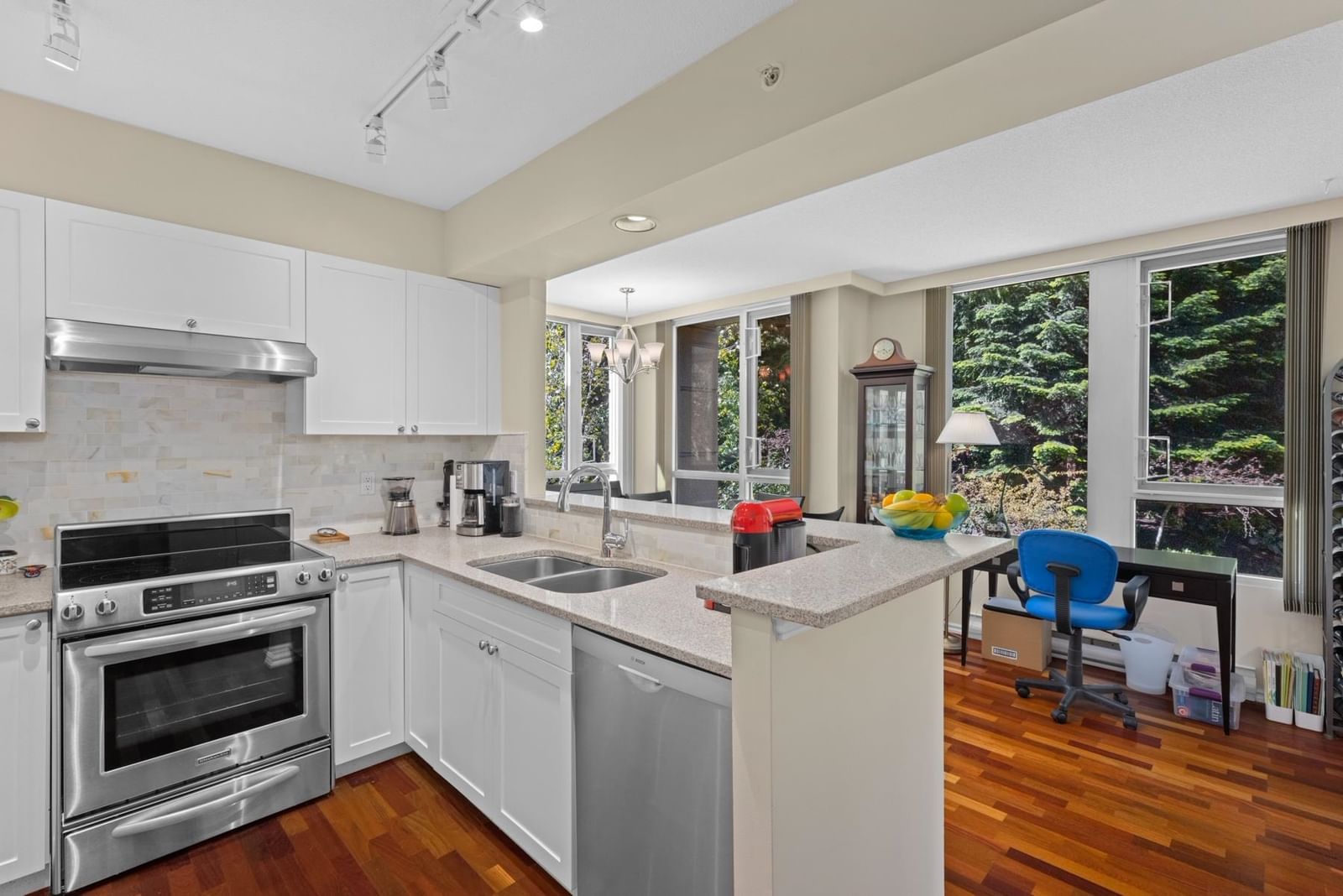 Listing Image 12