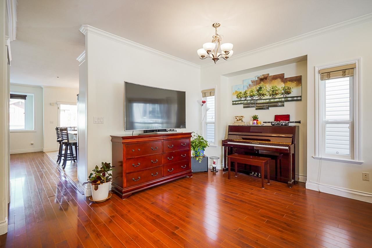 Listing Image 8