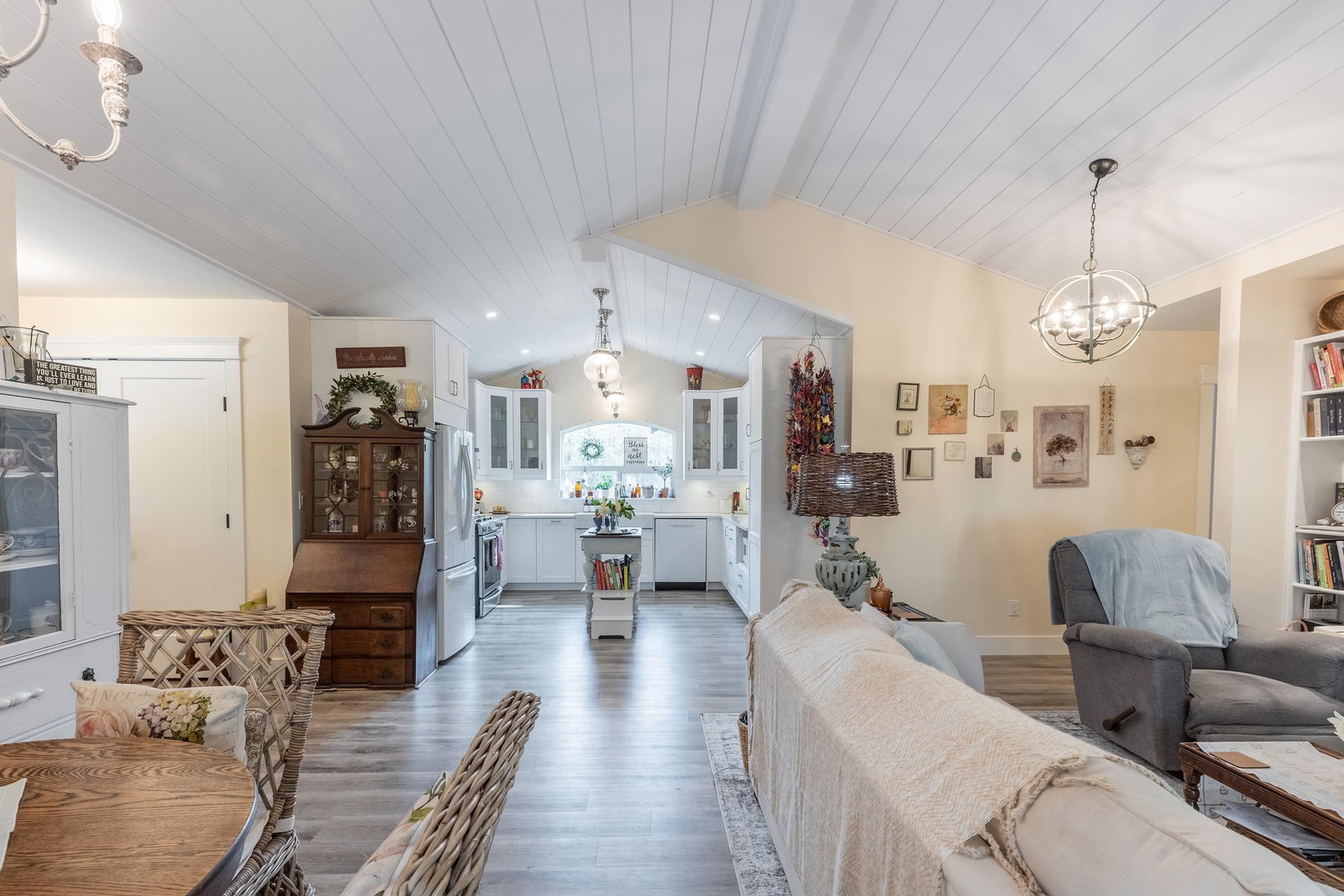 Listing Image 12