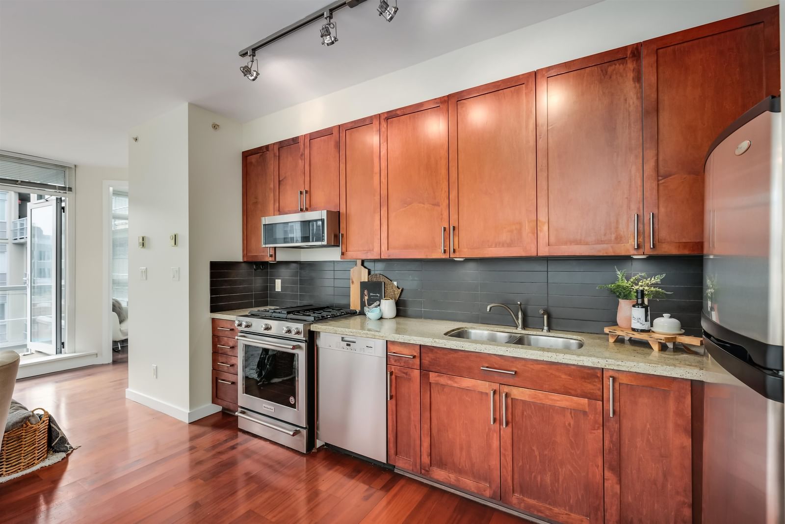 Listing Image 10