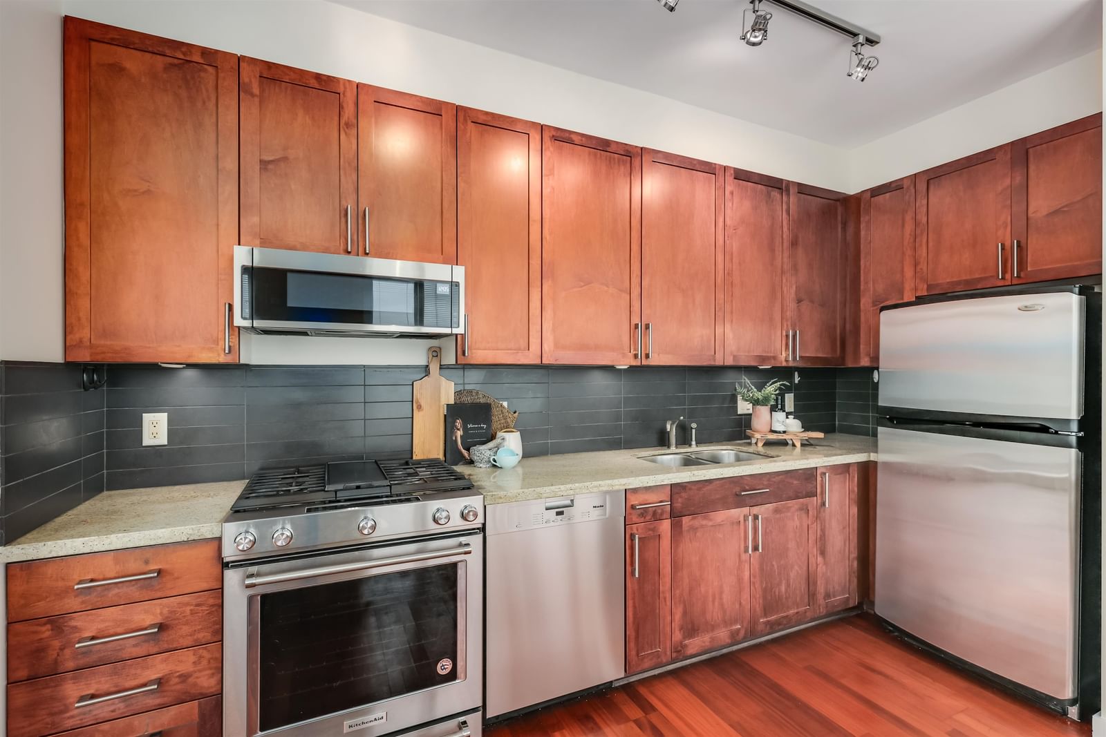 Listing Image 9