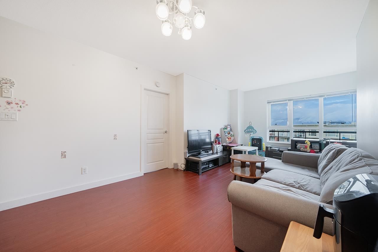 Listing Image 4