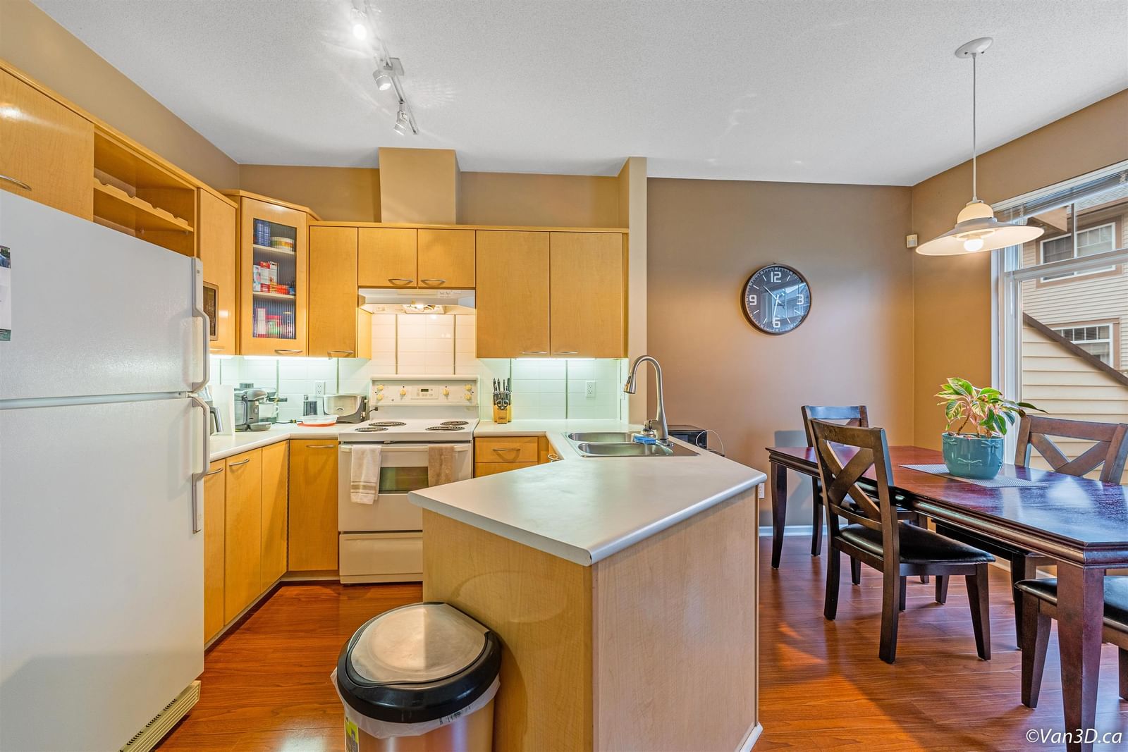 Listing Image 6