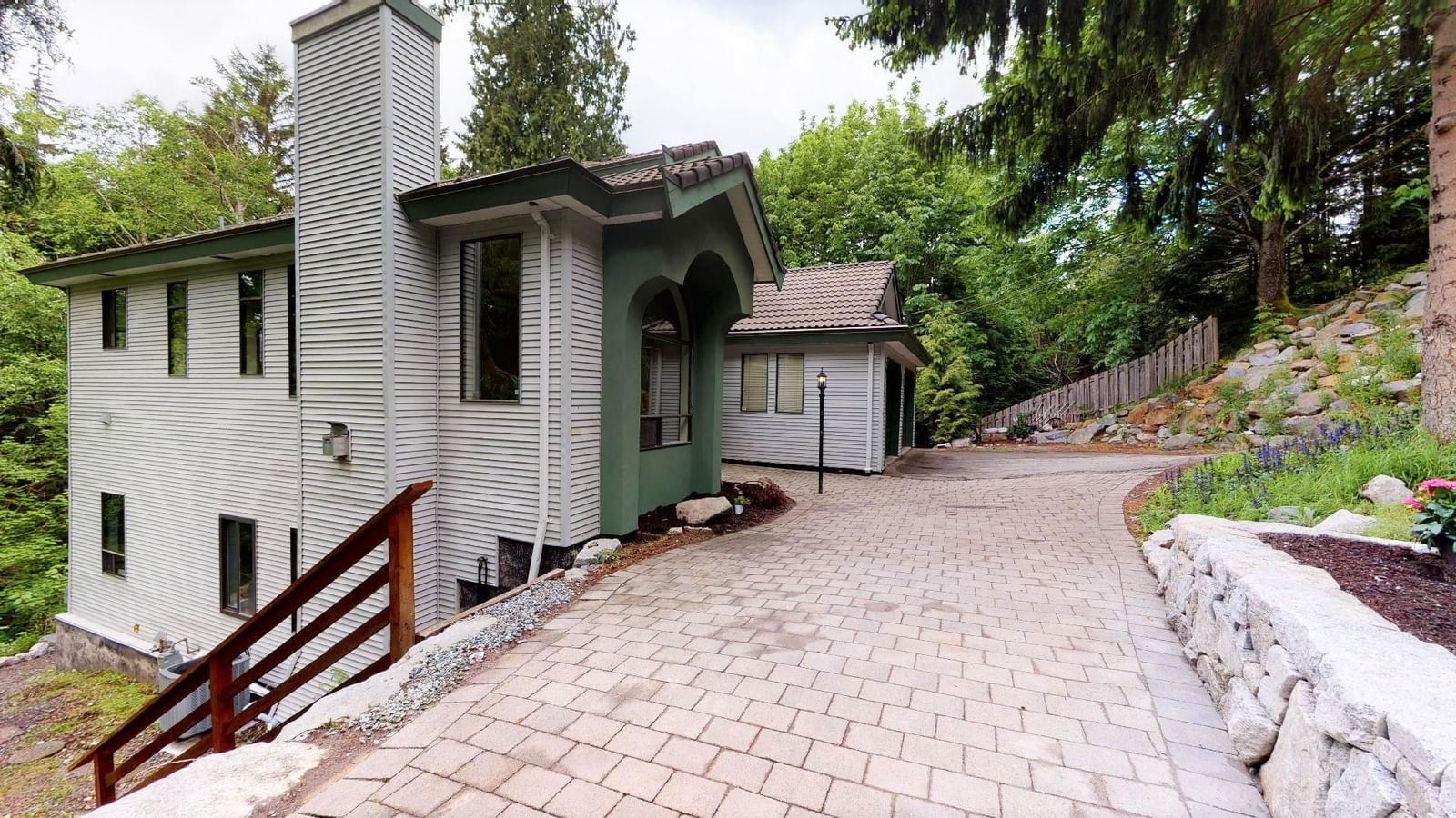 Listing Image 4