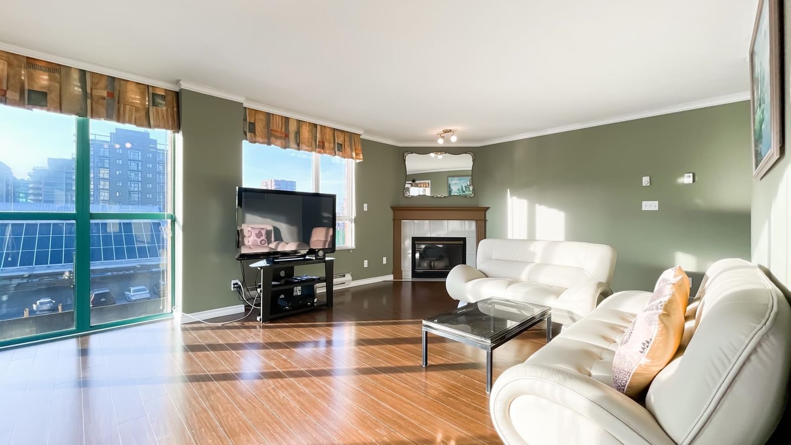 Listing Image 4