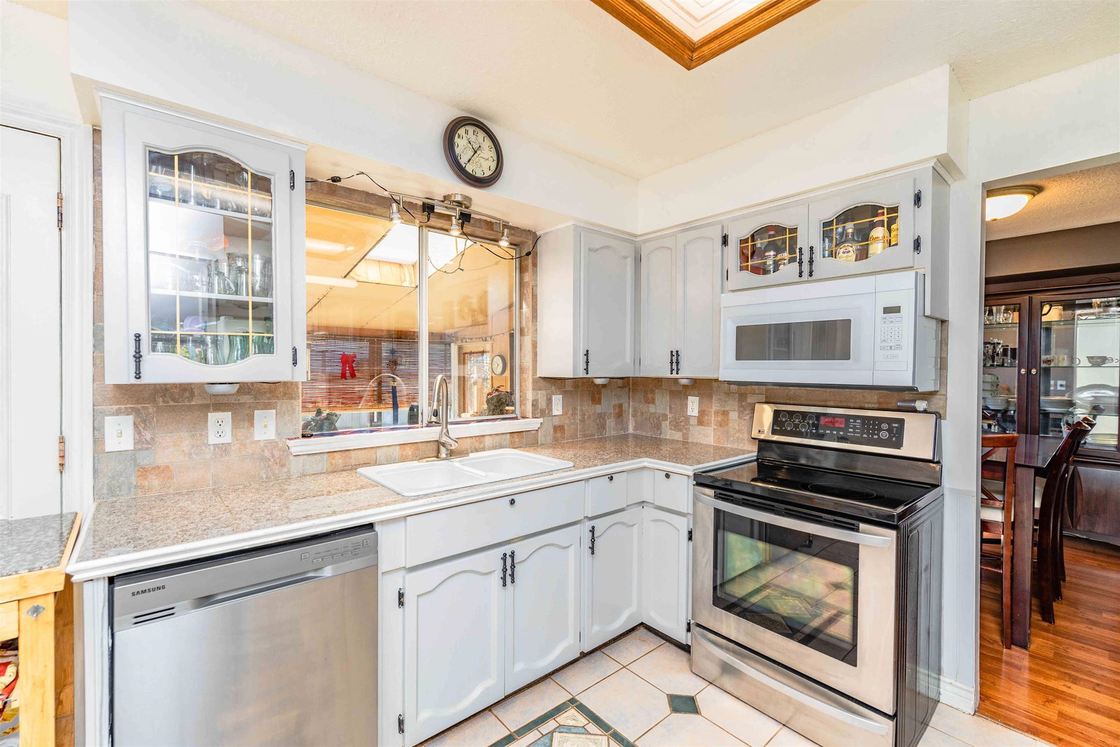 Listing Image 12
